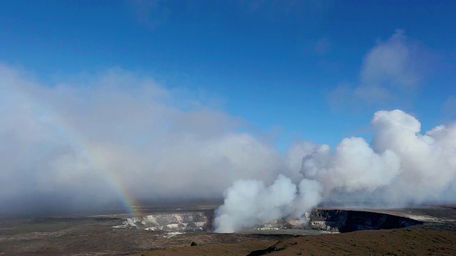 WS T/L火山烟雾漂移到基拉韦厄火山口彩虹，出现在基拉韦厄火山口/ Halemaumau火山口，美国夏威夷视频素材