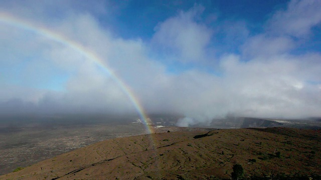 WS T/L火山烟雾漂移到基拉韦厄火山口彩虹，出现在基拉韦厄火山口/ Halemaumau火山口，美国夏威夷视频素材