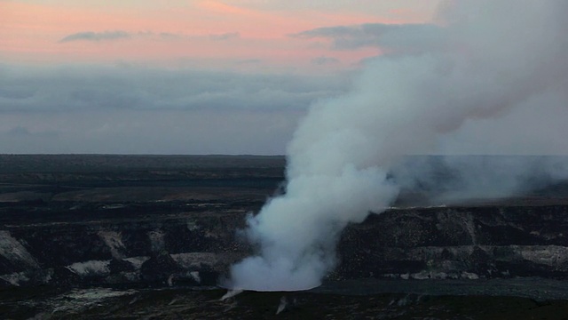 WS T/L火山烟雾漂移黎明/ halemau茂火山口，美国夏威夷视频素材