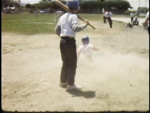 1960年代WS十几岁的男孩打棒球/美国加州隆波克视频素材