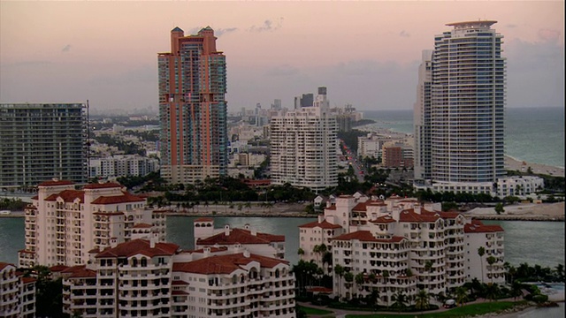 WS POV鸟瞰渔人岛，豪华住宅，迈阿密城市在黄昏/迈阿密，佛罗里达，美国视频素材