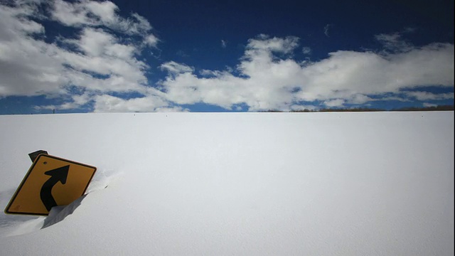 WS PAN T/L路标在美国犹他州普罗沃的雪地上视频素材