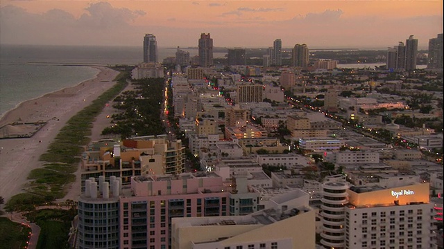 WS POV AERIAL ZI ZO PAN黄昏的城市景观与海滩和大海/迈阿密，佛罗里达，美国视频素材