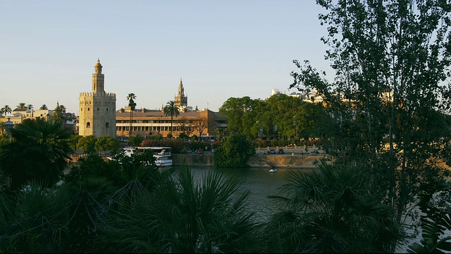 从瓜达基维尔河的特里亚纳一侧看到的WS Torre de Oro /西班牙安达卢西亚塞维利亚视频素材