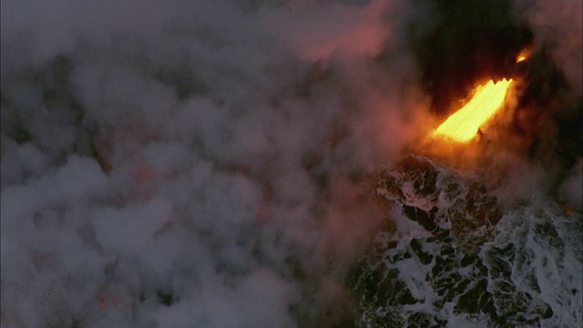 美国夏威夷流动火山鸟瞰图视频素材