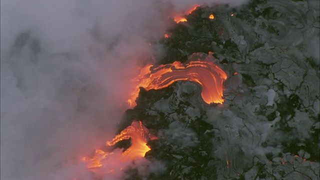 WS ZO POV鸟瞰图流动火山/夏威夷，美国视频素材