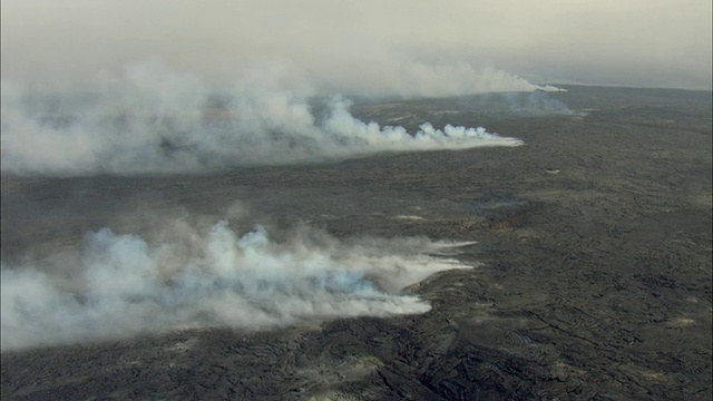 WS POV烟雾火山景观鸟瞰图/夏威夷，美国视频素材