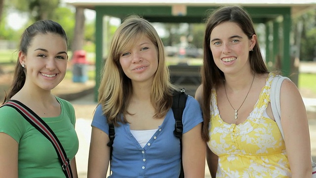 MS Portrait of three girls (14-15) smiling / Cape Coral，佛罗里达，美国视频素材