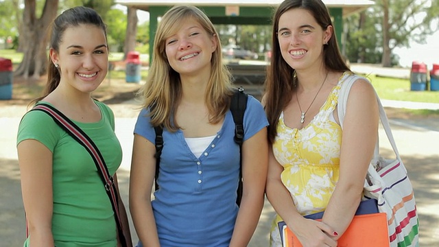 MS Portrait of three girls (14-15) smiling / Cape Coral，佛罗里达，美国视频素材