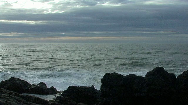 海浪撞击岩石(带声音)视频素材