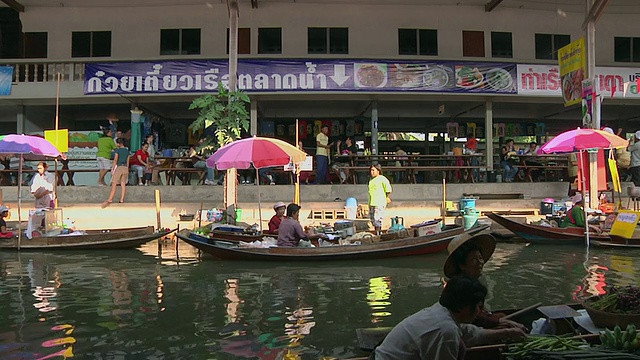 泰国曼谷的Damnoen Saduak水上市场，小贩在船上卖水果和蔬菜视频素材