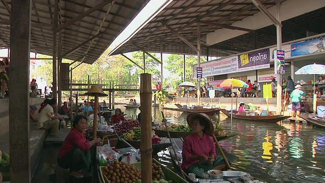 泰国曼谷的Damnoen Saduak水上市场，商贩在船上卖水果和蔬菜视频素材