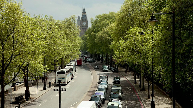 T/L WS HA街道交通与大本钟的背景/英国伦敦视频素材