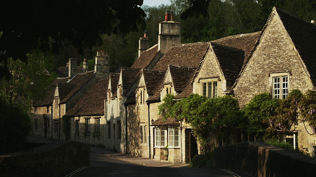 拥有石头房屋的WS村/ Castle Combe，科茨沃尔德，威尔特郡，英国视频素材