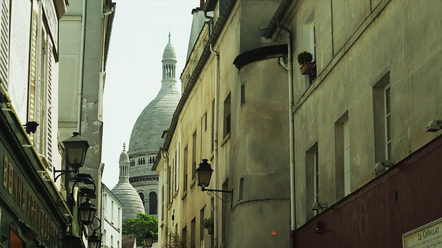 MS TU People in alley, sacred - coeur Basilica dome in background /蒙马特，法国巴黎视频素材