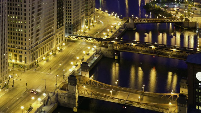 WS ZO T/L Wacker Drive with Chicago River from night to day /美国伊利诺伊州芝加哥视频素材