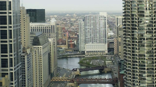 Wacker Drive with Chicago river / Chicago, Illinois, USA的WS T/L View视频素材