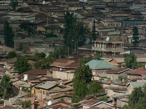 密集住宅屋顶的WS视图/ Nyamirambo，基加利，卢旺达视频素材