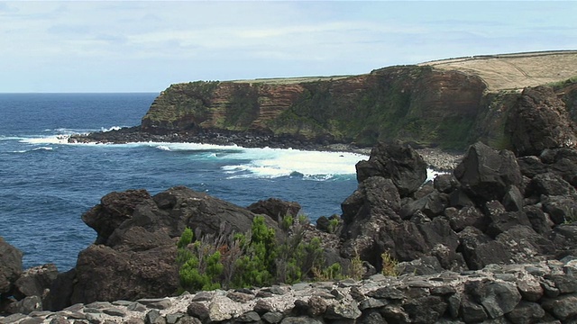 葡萄牙Terceira, baa das Quatro Ribeiras海岸的火山岩景观视频素材