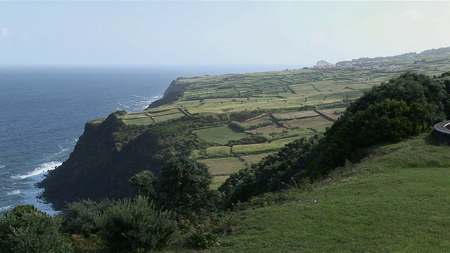 葡萄牙，Terceira, Ponta do Raminho, ocean的小农田视图视频素材