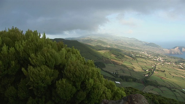 从北角的多山岛屿到附近的岛屿，Pico山从云中浮现/ Morro Queimado，罗塞斯，圣乔治，葡萄牙视频素材