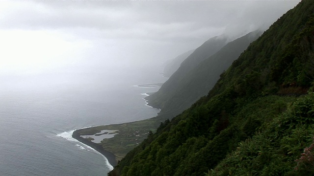 葡萄牙圣乔治，Faja dos Cubres海岸线上的雾山视频素材