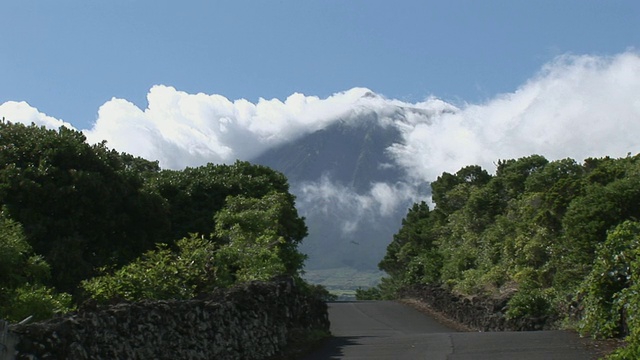 街道和火山/ Madalena, Pico，葡萄牙视频素材