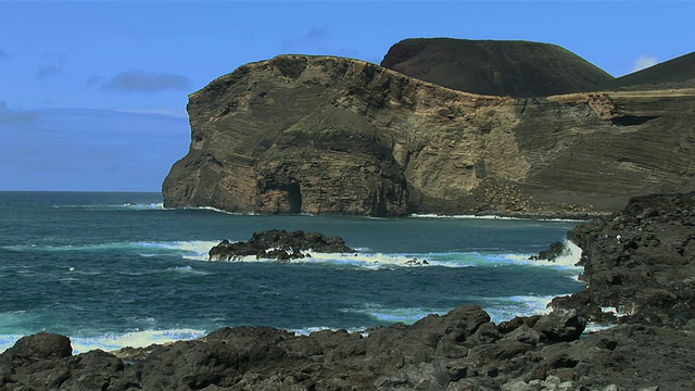 葡萄牙亚速尔群岛Faial岛的Ponta dos Capelinho火山，被大海包围视频素材