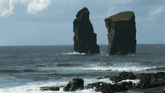 在波涛汹涌的海面上的两座岩石塔/ Mosteiros, Sao Miguel，亚速尔群岛，葡萄牙视频素材