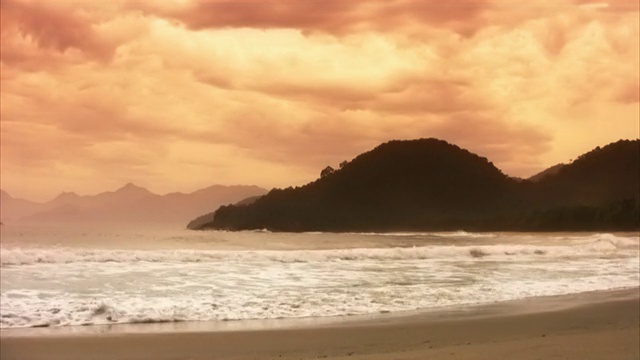 巴西孤独的海滩，日落，海浪和天空(高清)视频素材