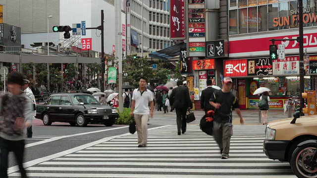 新宿车站附近的行人交通景观/东京，新宿，日本视频素材