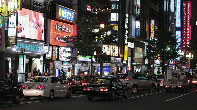 新宿车站附近的交通景观/东京，新宿，日本视频素材