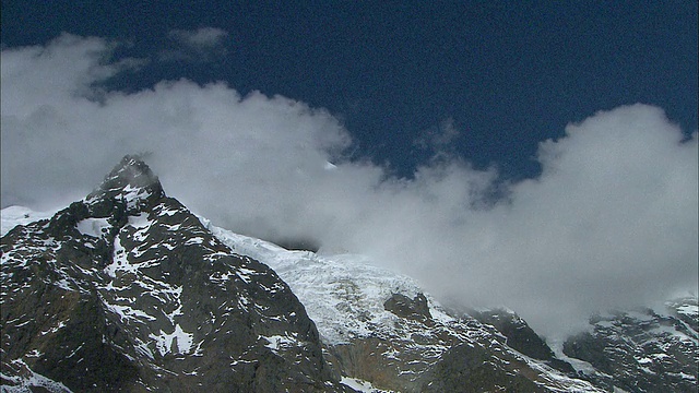 秘鲁库斯科地区，云在锯齿状的积雪山顶上移动视频素材