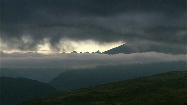 秘鲁库斯科地区清晨，山上乌云密布视频素材