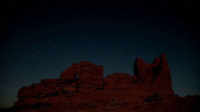 T/L WS星星在乌科基废墟上空移动，黑夜到白天/乌科基国家纪念碑，亚利桑那州，美国视频素材