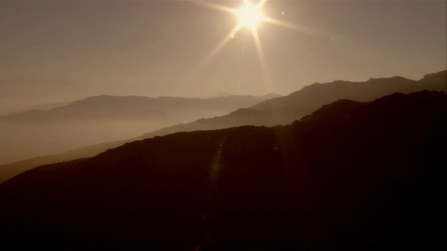 雾中的空中山脉，圣塔莫尼卡山脉，美国加利福尼亚州视频素材