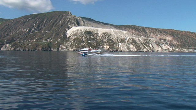 海的背景;水翼沿着海岸移动视频素材