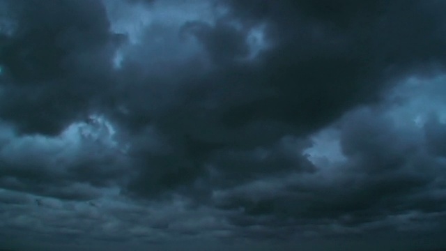 险恶的暴风雨般的乌云快速移动;背景视频素材