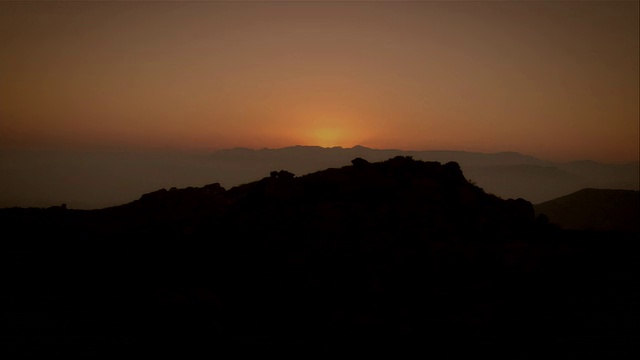 PAN，日落在山上，马里布山，美国加州视频素材