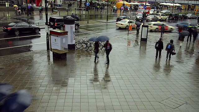 德国柏林，人们撑着雨伞走在繁忙的街道上视频素材