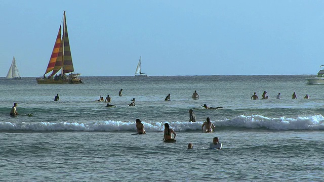 在冲浪板上等待海浪/檀香山，夏威夷，美国视频素材