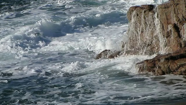 狂暴的海洋背景:海浪冲击着岩石的海岸线视频素材