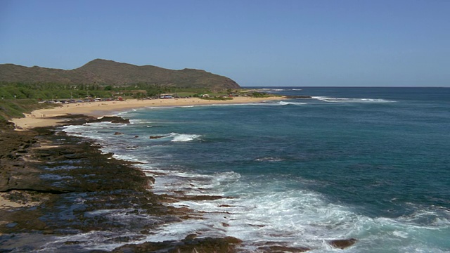 下午晚些时候，夏威夷瓦胡岛南部海岸的海浪视频素材