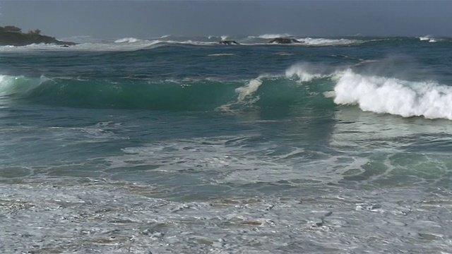 潘左边的海岸冲浪者拿着冲浪板在海滩上观看海浪/怀美亚湾，北岸，瓦胡岛，夏威夷视频素材