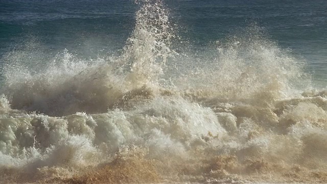 在夏威夷瓦胡岛的南海岸，冲浪板在沙滩上漂浮视频素材