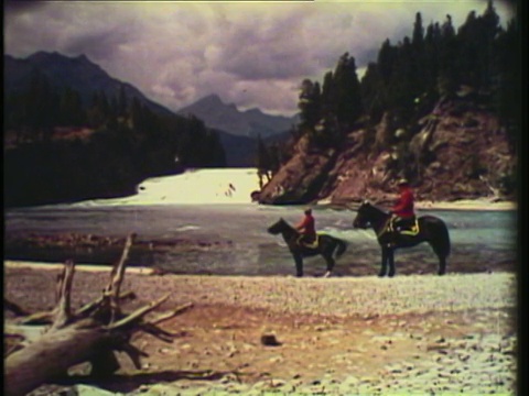 1953年WS PAN骑警在加拿大山脉骑马/加拿大/音频视频素材