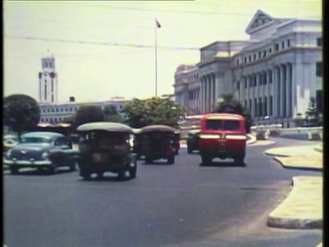 1953 WS汽车和公共汽车沿着繁忙的街道行驶/菲律宾/音频视频素材