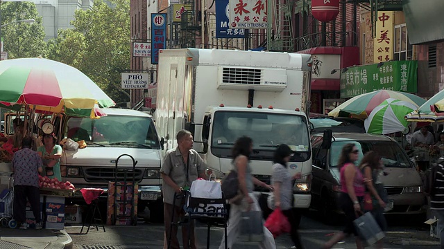 繁忙的十字路口在唐人街/纽约，纽约，美国视频素材