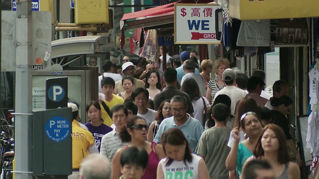 美国纽约唐人街拥挤的人行道视频素材