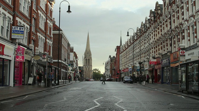 英国伦敦Muswell Hill街道上的交通场景视频素材